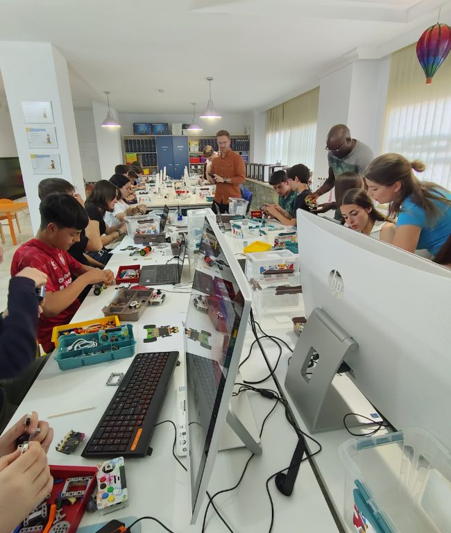 Ayer vivimos una jornada muy especial en el aula de robótica de Jándalo, donde la tecnología, la ciencia y la colaboración internacional se unieron en un taller único. Recibimos la visita de niños y niñas del programa Erasmus procedentes de Francia, acompañados por los estudiantes del colegio Salesianos de Linares, con quienes compartimos una intensa y divertida sesión de robótica educativa.